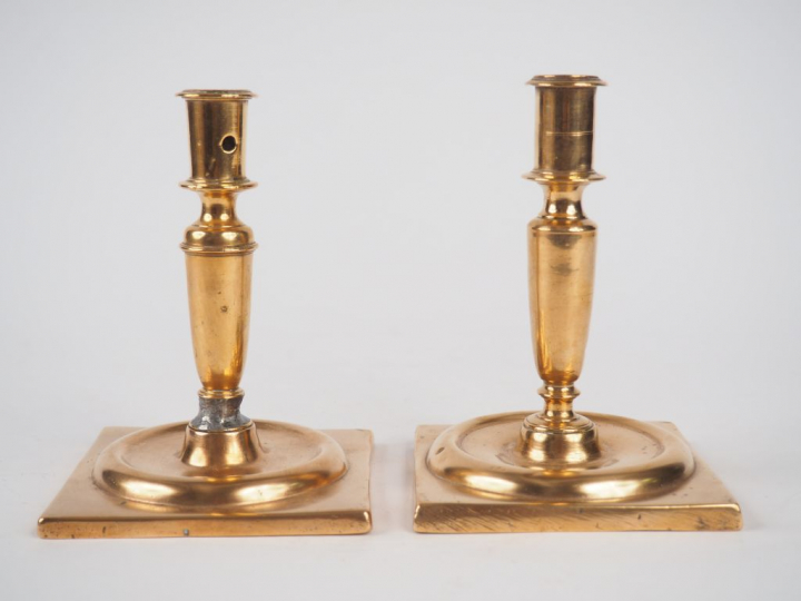 	Paire de bougeoirs Louis XIII en bronze de forme balustre. H.15 cm (u