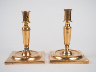 Vente aux enchères 	Paire de bougeoirs Louis XIII en bronze de forme balustre. H.15 cm (u