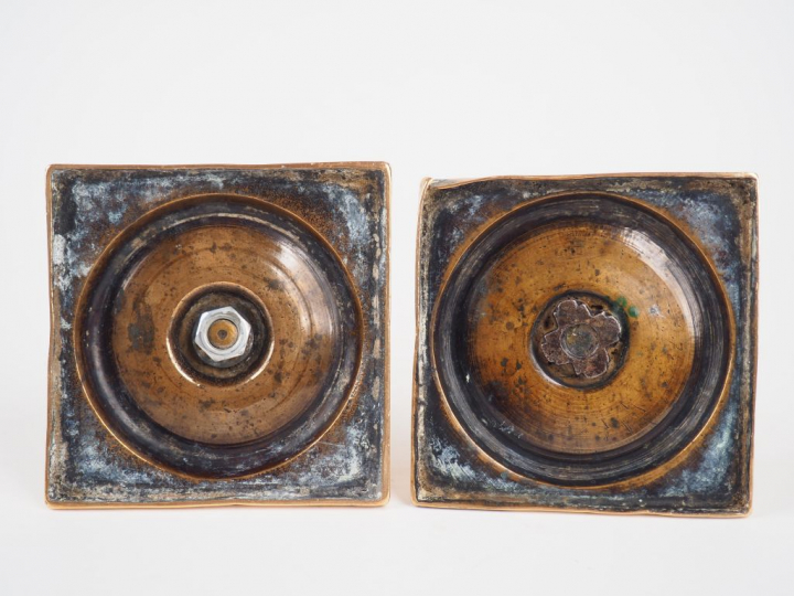 	Paire de bougeoirs Louis XIII en bronze de forme balustre. H.15 cm (u