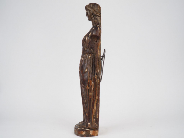 Sculpture XVIIème en bois sculpté et polychrome.  « Jeune femme à l'an