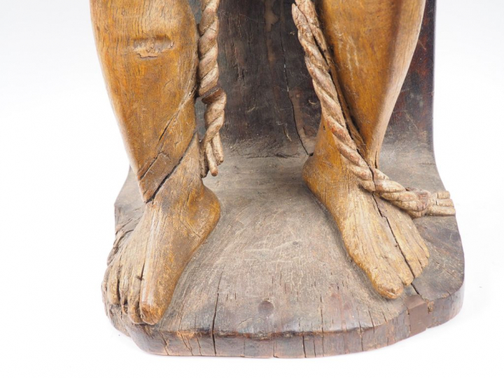Christ aux liens en chêne sculpté avec traces de polychromie, dos creu