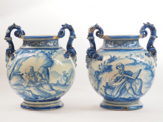 Vente aux enchères Paire de vases à anses en faïence à décor en camaïeu bleu d’ermite lis