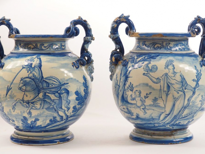 Paire de vases à anses en faïence à décor en camaïeu bleu d’ermite lis