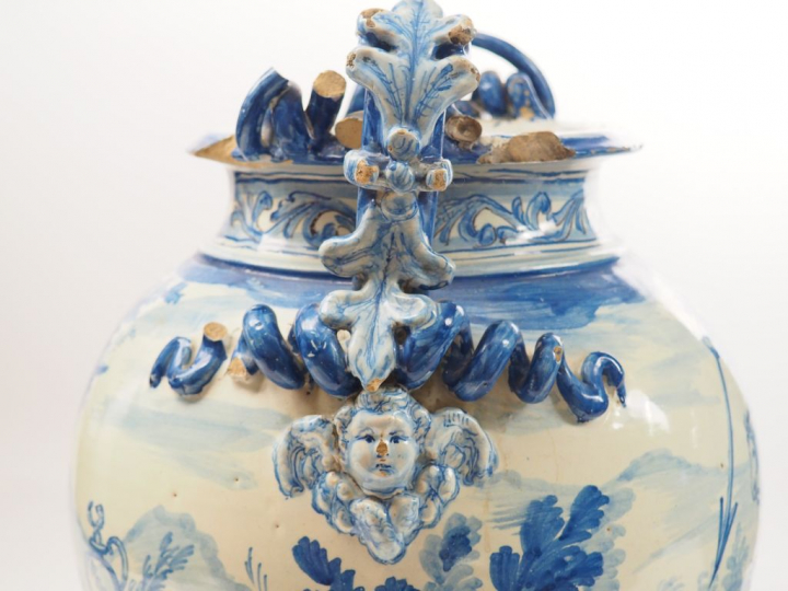 Paire de vases à anses en faïence à décor en camaïeu bleu d’ermite lis