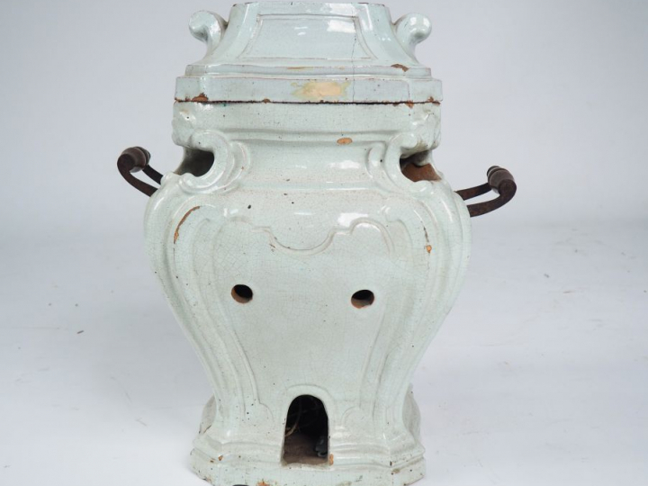 Poêle lorrain XVIIIème en faience blanche.  H. 52 cm