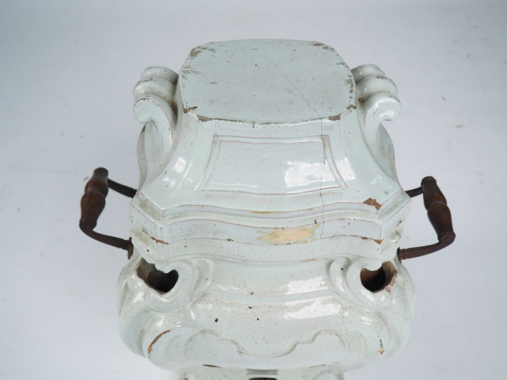 Poêle lorrain XVIIIème en faience blanche.  H. 52 cm