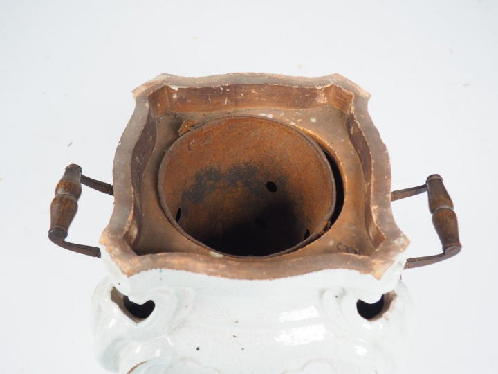 Poêle lorrain XVIIIème en faience blanche.  H. 52 cm