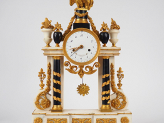 Vente aux enchères Pendule Empire en marbre bicolore blanc, noir et bronze doré à décor d
