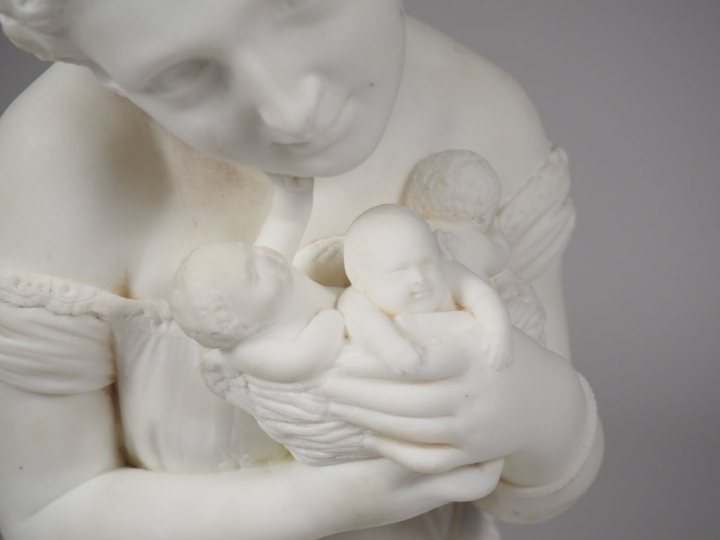 METELLO MOTELLI. "Marchande d'amours". Sculpture en marbre de Carrare.