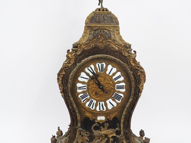 Grand cartel Régence en marqueterie boulle et bronze. Signé Balthazar 