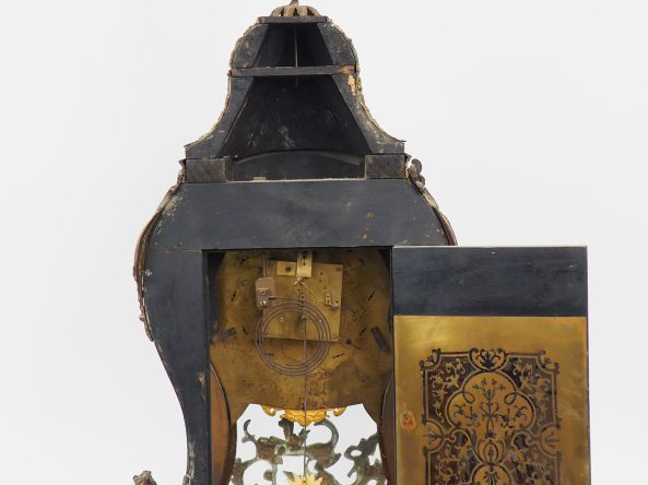 Grand cartel Régence en marqueterie boulle et bronze. Signé Balthazar 