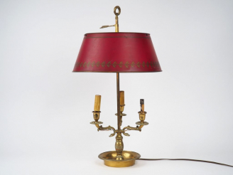 Vente aux enchères 	Lampe bouillotte de style Empire en bronze, éclairant à trois lumière
