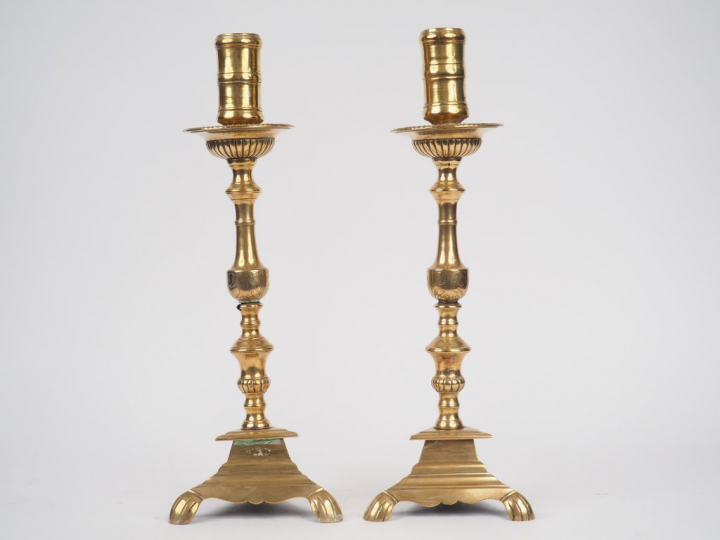 Paire de grands bougeoirs Louis XIII en bronze, fût balustre piètement