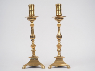 Vente aux enchères Paire de grands bougeoirs Louis XIII en bronze, fût balustre piètement