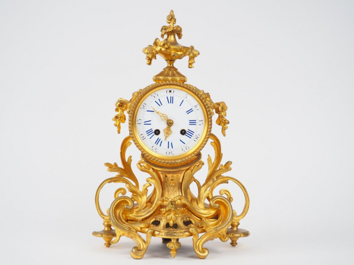 	Cartel de style Louis XV en bronze doré, à décor de fleurs, de feuill