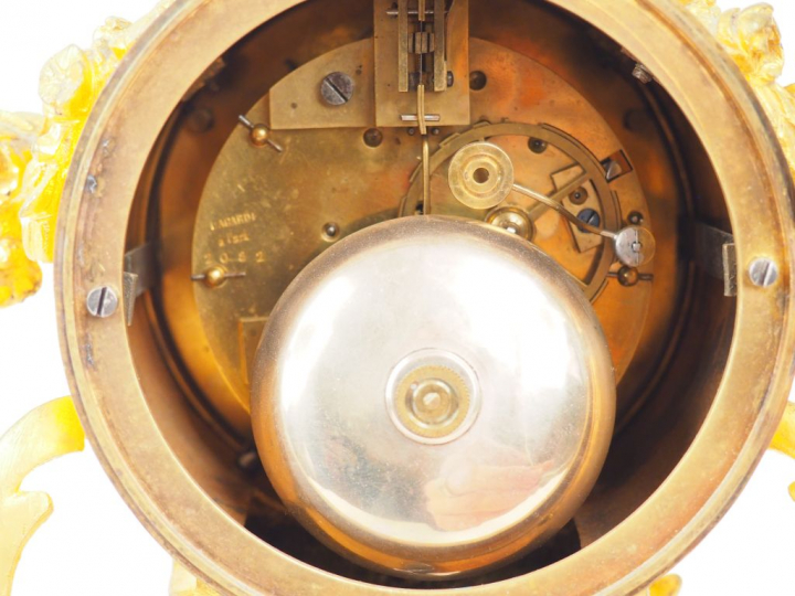 	Cartel de style Louis XV en bronze doré, à décor de fleurs, de feuill