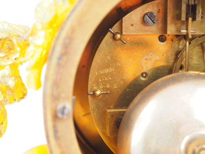 	Cartel de style Louis XV en bronze doré, à décor de fleurs, de feuill