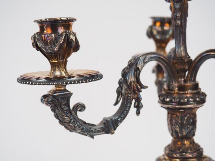 Paire de candélabres Napoléon III de style Louis XVI en bronze argenté