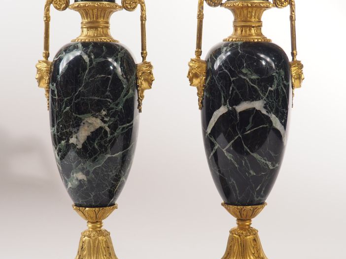 Paire d’urnes de style Empire en marbre vert et bronze doré, attaches 
