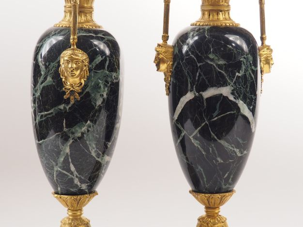 Paire d’urnes de style Empire en marbre vert et bronze doré, attaches 