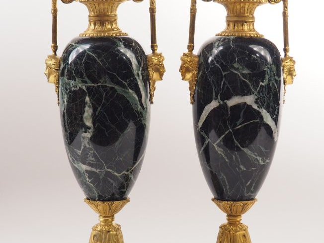 Paire d’urnes de style Empire en marbre vert et bronze doré, attaches 