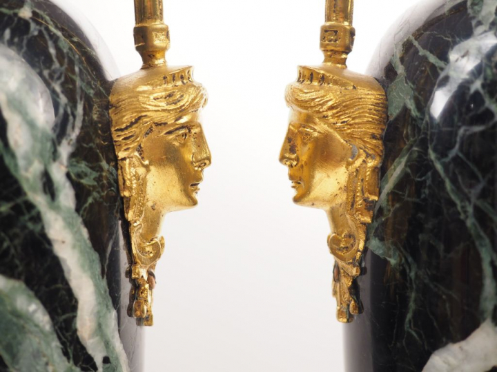 Paire d’urnes de style Empire en marbre vert et bronze doré, attaches 
