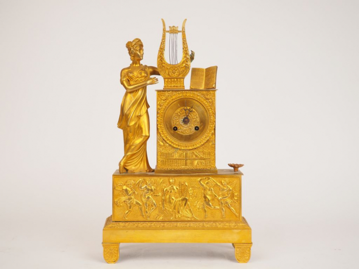 Pendulette Directoire en bronze doré « Allégorie de Clio » H. 42 cm  (