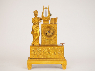 Vente aux enchères Pendulette Directoire en bronze doré « Allégorie de Clio » H. 42 cm  (