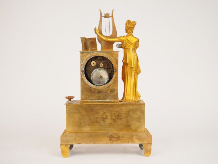 Pendulette Directoire en bronze doré « Allégorie de Clio » H. 42 cm  (