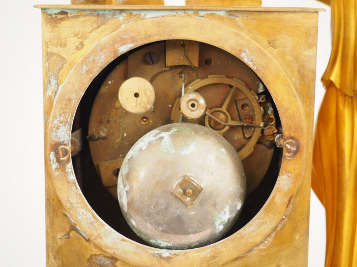 Pendulette Directoire en bronze doré « Allégorie de Clio » H. 42 cm  (