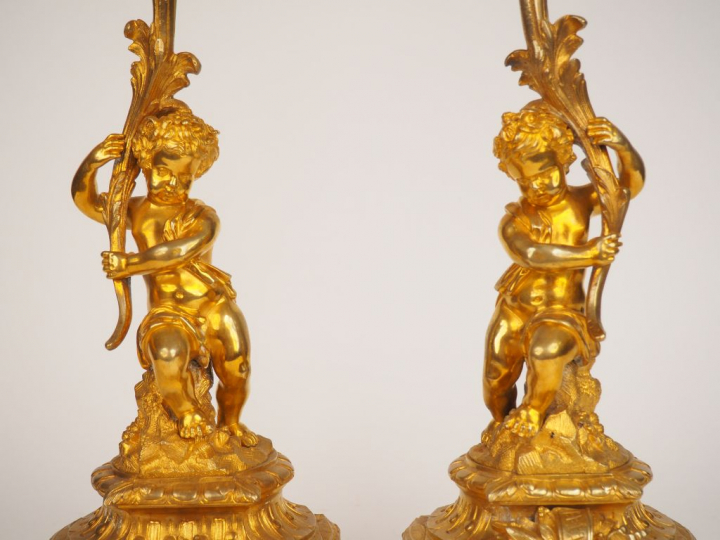 	Paire de bougeoirs Napoléon III de style Louis XVI en bronze doré et 