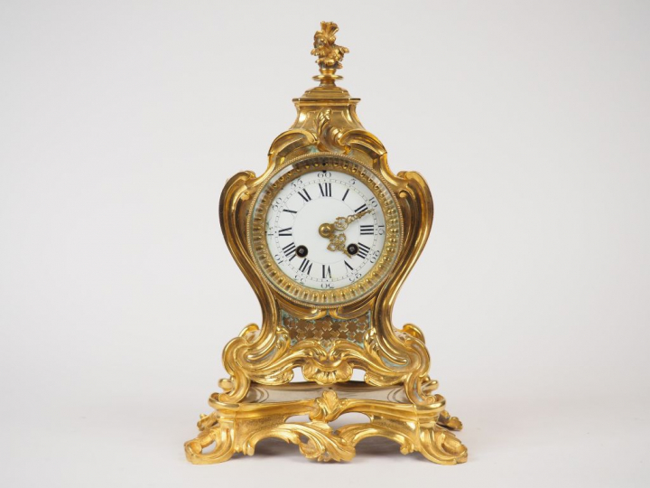 Cartel d’alcôve de style rocaille en bronze. Cadran émaillé (petits ac