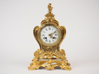 Vente aux enchères Cartel d’alcôve de style rocaille en bronze. Cadran émaillé (petits ac