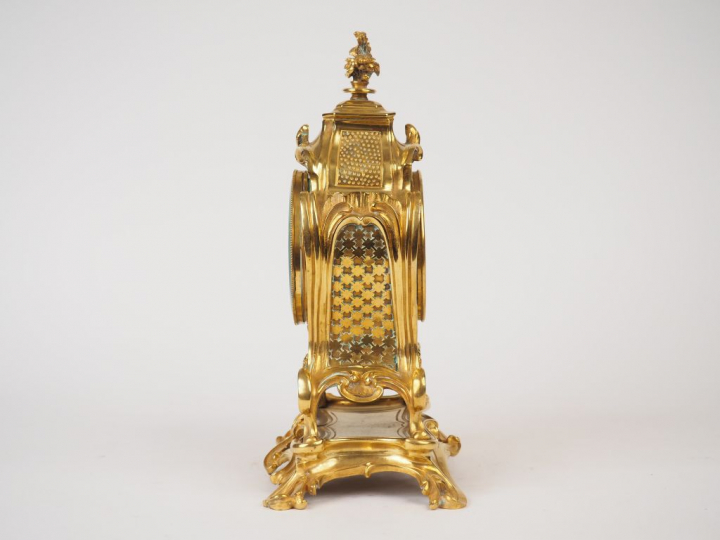 Cartel d’alcôve de style rocaille en bronze. Cadran émaillé (petits ac