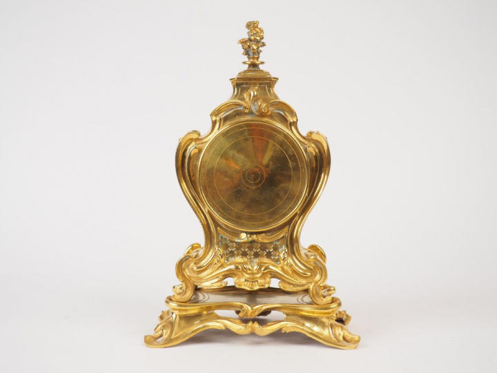 Cartel d’alcôve de style rocaille en bronze. Cadran émaillé (petits ac