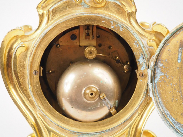 Cartel d’alcôve de style rocaille en bronze. Cadran émaillé (petits ac