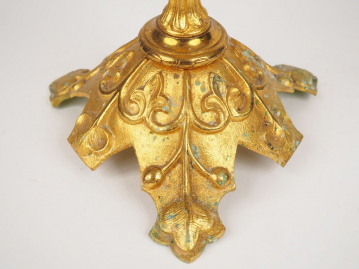 Paire de candélabres Napoléon III en métal doré, éclairant à sept lumi