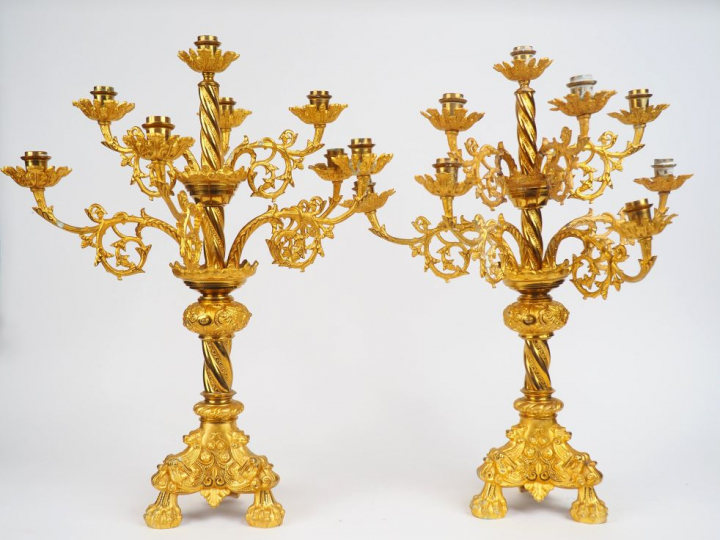 Paire de candélabres Napoléon III en métal doré, éclairant à sept lumi