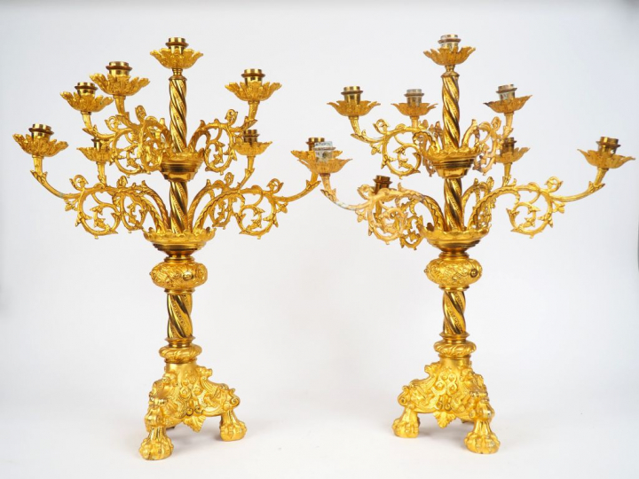 Paire de candélabres Napoléon III en métal doré, éclairant à sept lumi