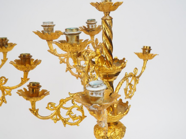 Paire de candélabres Napoléon III en métal doré, éclairant à sept lumi