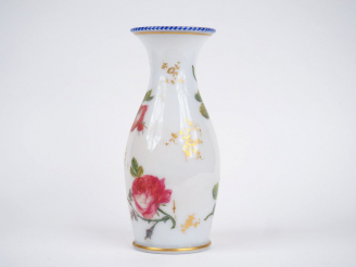 Vente aux enchères Vase ovoïde XIXème en opaline, à décor polychrome de roses.  H. 30 cm