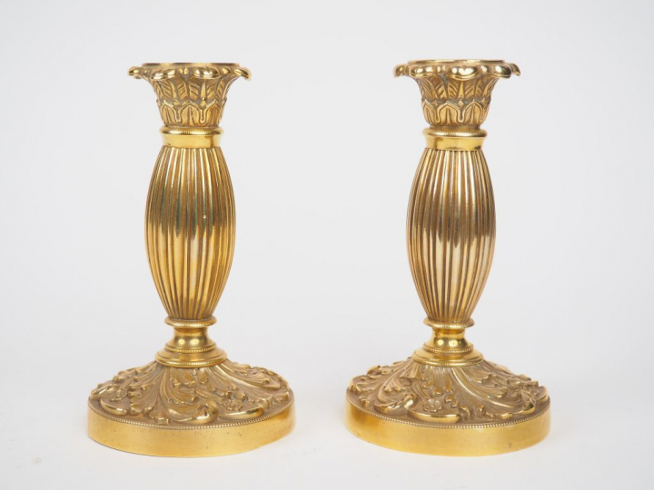 Paire de bougeoirs Napoléon III en bronze, à décor de feuillage et de 