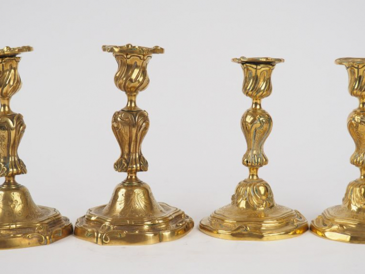 	Deux paires de bougeoirs de style Louis XV en bronze, à décor de roca