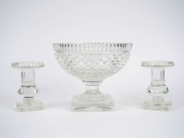 	Compotier en cristal taillé, à décor de croisillons Paire de bougeoir