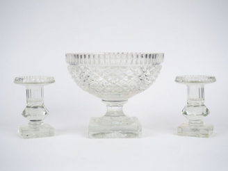 Vente aux enchères 	Compotier en cristal taillé, à décor de croisillons Paire de bougeoir