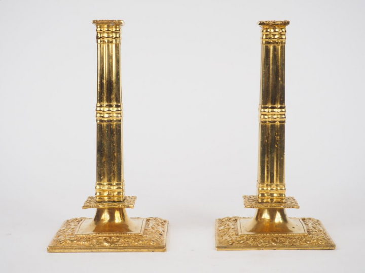 Paire de bougeoirs de style Louis XIV en bronze doré, à décor de godro