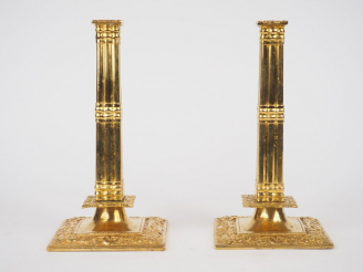 Vente aux enchères Paire de bougeoirs de style Louis XIV en bronze doré, à décor de godro