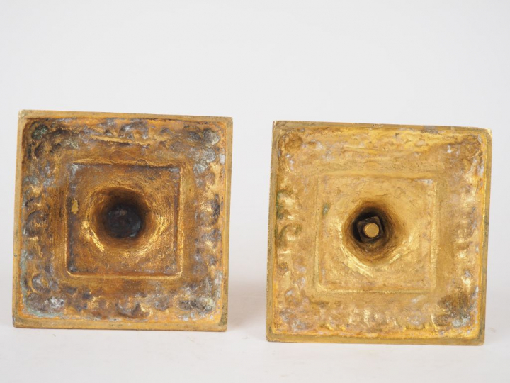 Paire de bougeoirs de style Louis XIV en bronze doré, à décor de godro