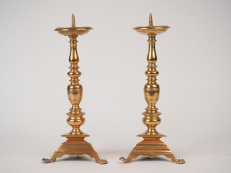 Vente aux enchères Paire de bougeoirs Louis XIII en bronze, piètement tripode, fût balust