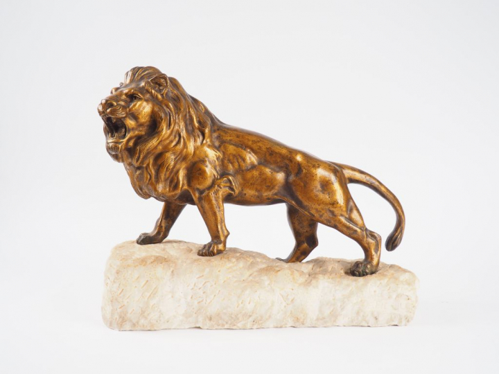 DE FIESOLE « Lion rugissant » Sculpture en marbre blanc et bronze à pa